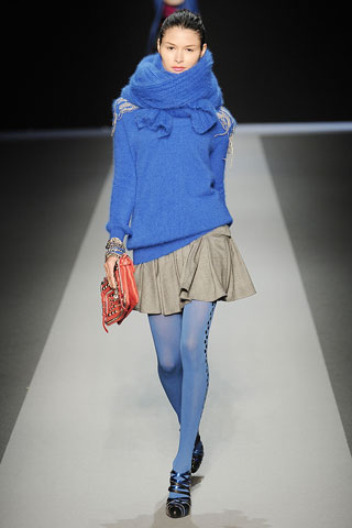 Sweater azul cuello alto mini falda evasee Emanuel Ungaro
